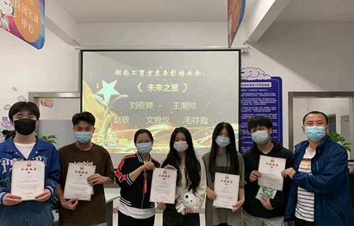 爱体育网_爱体育网（中国）经贸物流系举行 2022年上学期前十周京东实训表彰结业会