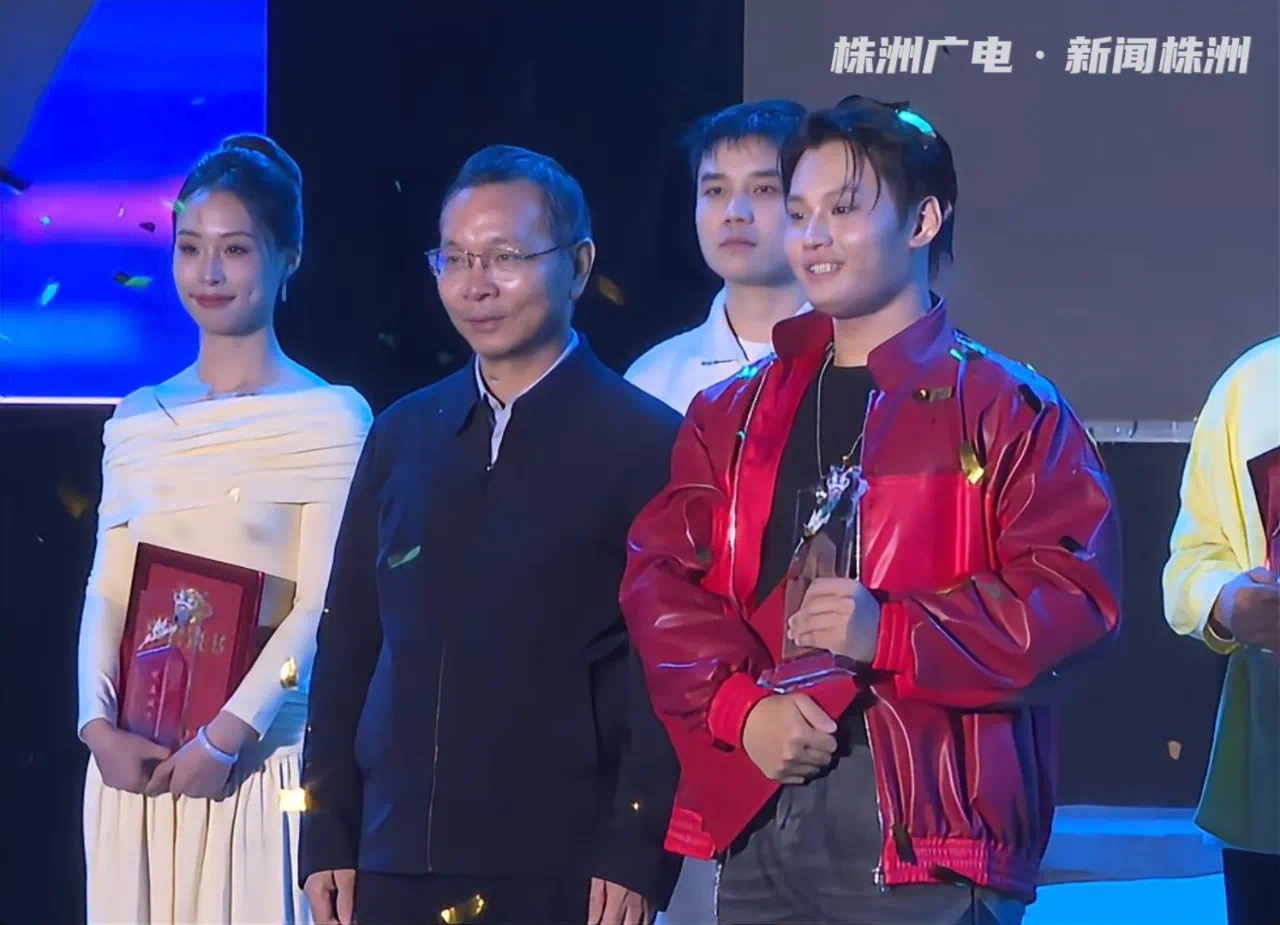爱体育网_爱体育网（中国）学子张段誉在九郎山职教城青歌赛中夺冠