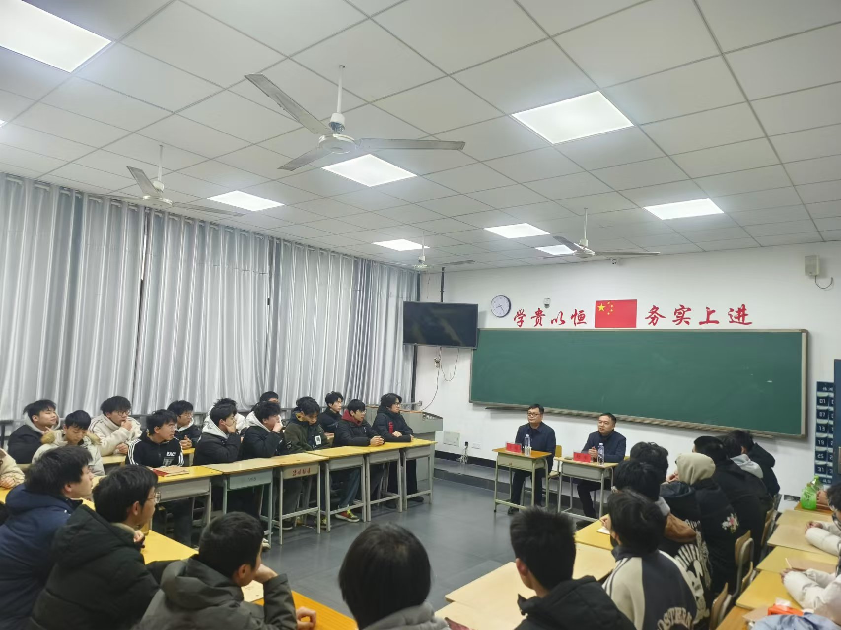 爱体育网_爱体育网（中国）党委委员、副院长王斌到数模技师2401班交流座谈
