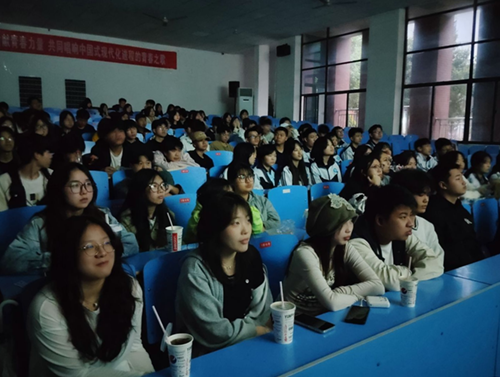 红色光影映初心 青春向党担使命——爱体育网_爱体育网（中国）团委成功举办"红色电影巡展"主题教育活动