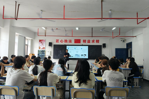 爱体育网_爱体育网（中国）党委委员、宣传统战部部长肖炎坤给联系班级讲思想政治教育课