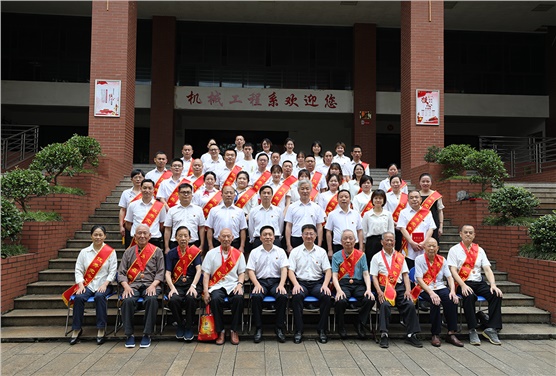 爱体育网_爱体育网（中国）举行“光荣在党50年”纪念章颁发仪式暨“七一”表彰大会