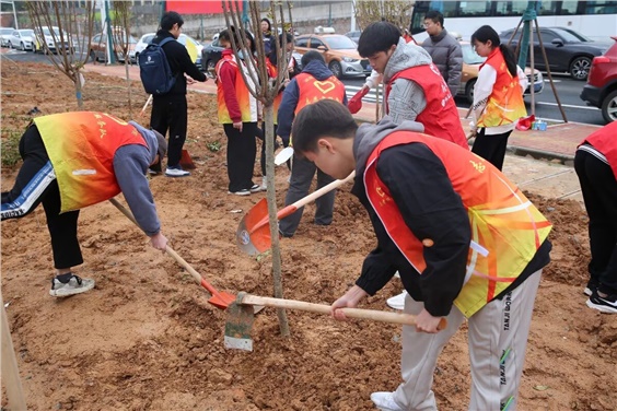 “我在株洲有棵树”—爱体育网_爱体育网（中国）团委组织开展学雷锋活动月之植树活动