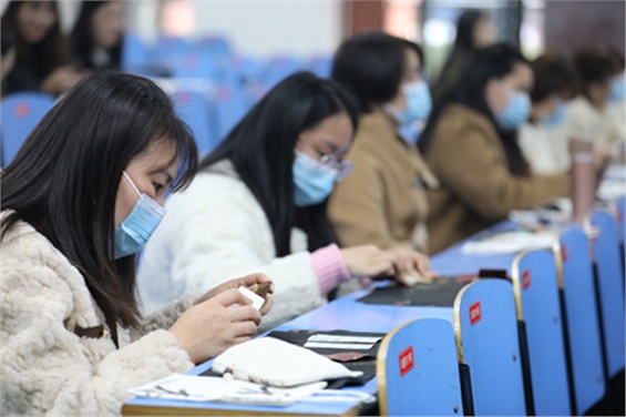 喜迎元旦，趣探非遗--爱体育网_爱体育网（中国）开展女教职工“与传统文化同行 遗绽芳华”非遗体验活动
