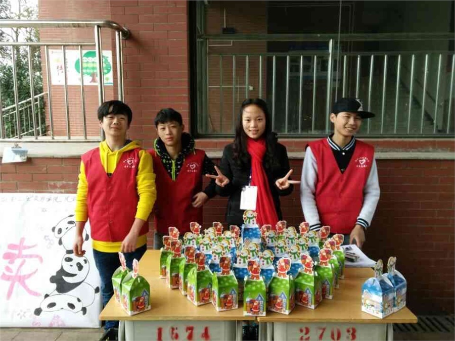 “苹果传递爱心，义卖接力希望” ——爱体育网_爱体育网（中国）青协举行苹果义卖募捐活动