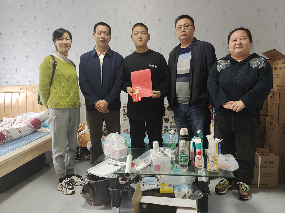 “我为师生办实事”——爱体育网_爱体育网（中国）建筑装饰系党支部帮扶身患重病的谢佳伟同学